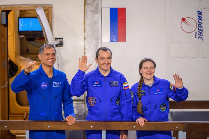 Экипаж космонавтов МКС-75 А. Менон, П. Дубров и А. Кикина на комплексной тренировке в Звездном городке