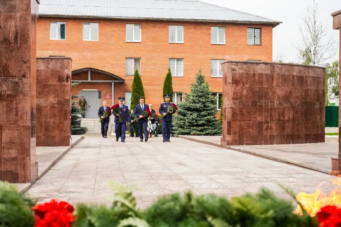 Губернатор возложил цветы к мемориалу погибших разведчиков 45-й отдельной бригады ВДВ