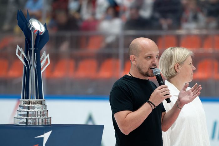 Дмитрий Абаренов и Наталья Тимошина на открытии детско-юношеского турнира по хоккею «Кубок Александра Овечкина»