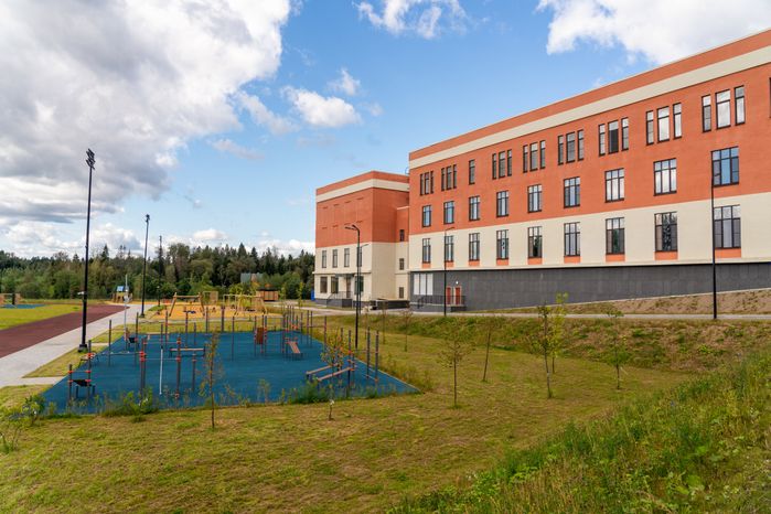Спортивная площадка у нового корпуса образовательного центра «Сабурово» в Красногорске