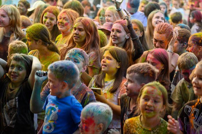 Фестиваль красок Holi Dance в Наташинском парке в Люберцах