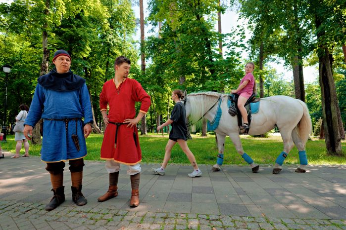 Средневековые ремесла в городе мастеров на Фестивале исторической реконструкции «Наследие предков» в Раменском парке
