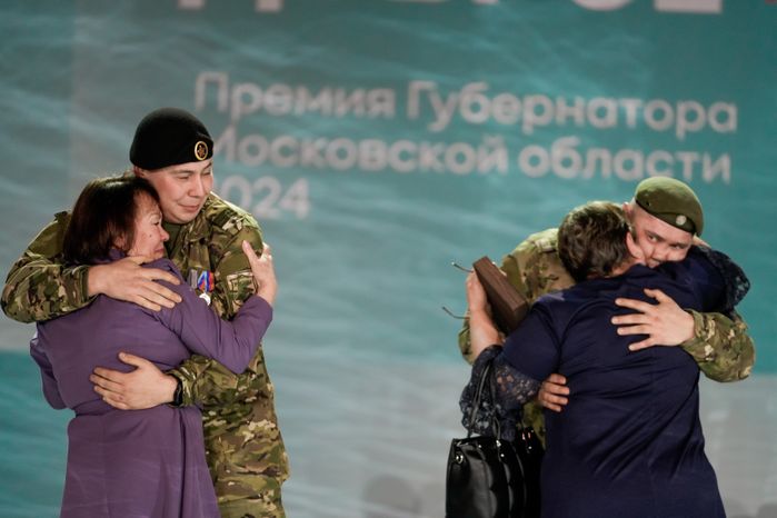 Матери бойцов СВО встретились с сыновьями на церемонии вручения премии "Мы рядом. Доброе дело"
