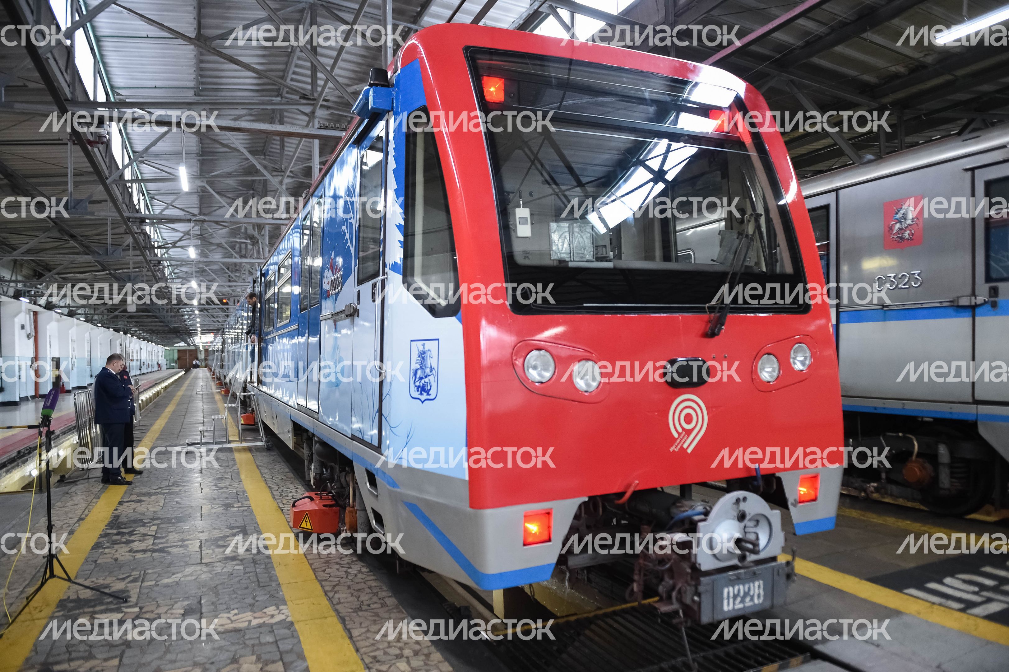 Запуск новогоднего поезда в Московском метрополитене Запуск новогоднего поезда в Московском метрополитене