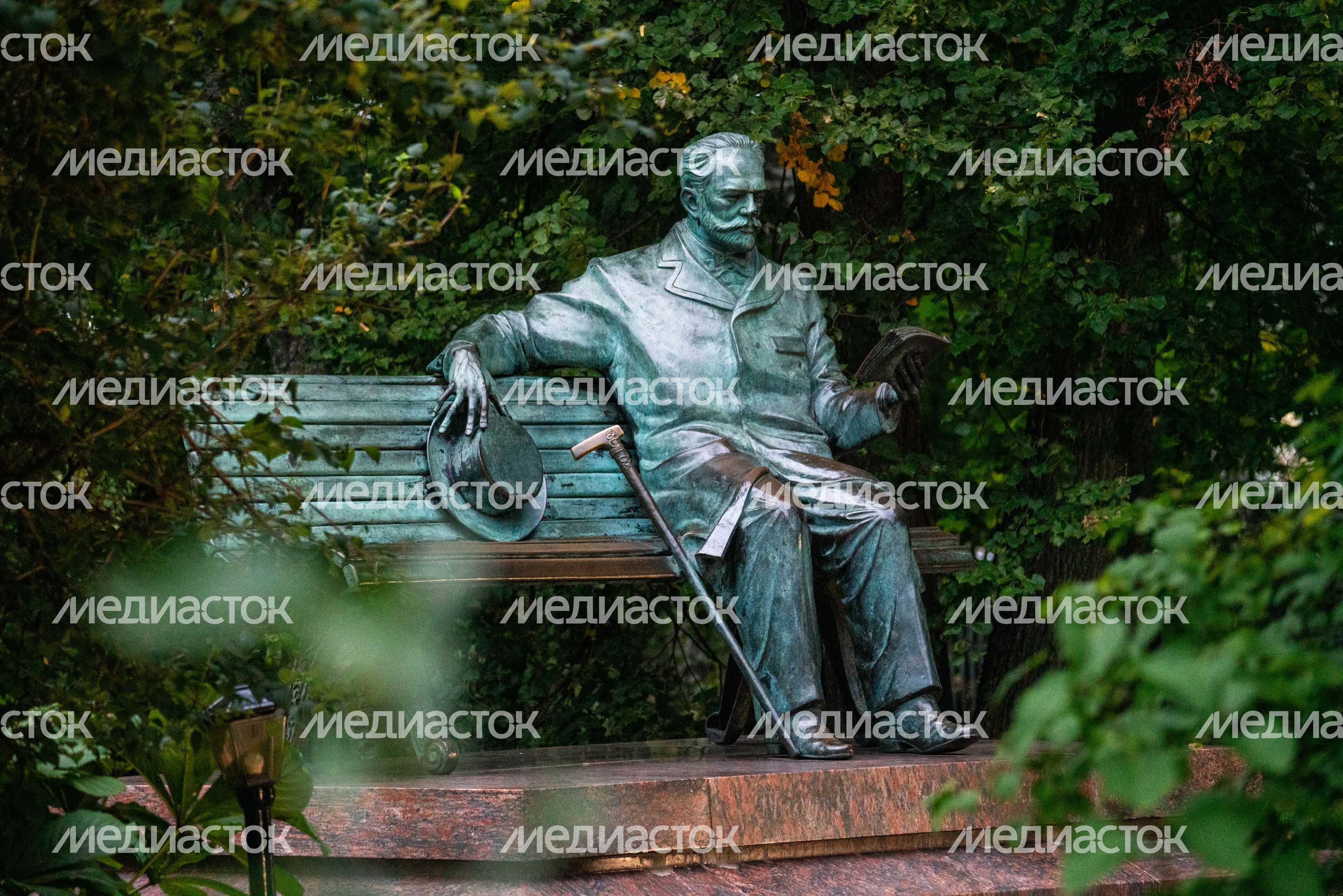 Памятник композитору в музее-заповеднике П.И. Чайковского в Клину Памятник композитору в музее-заповеднике П.И. Чайковского в Клину