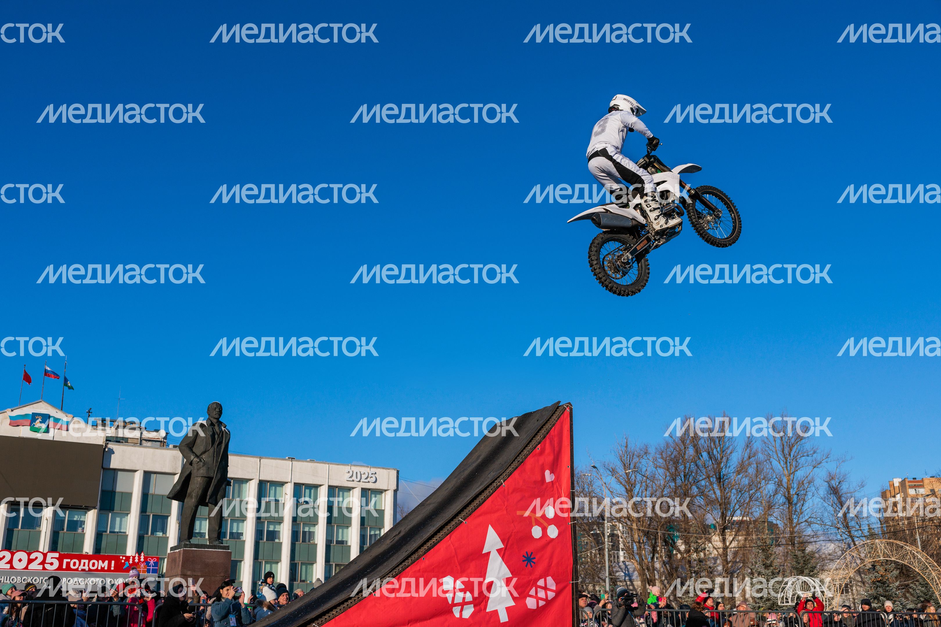 Зимний фристайл-мотокросс от команды FMX13 в Одинцово Зимний фристайл-мотокросс от команды FMX13 в Одинцово