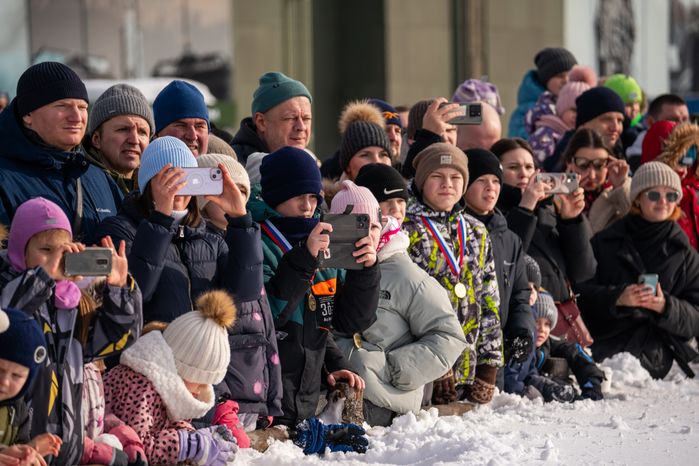 Зрители военно-исторической реконструкции «На безымянной высоте» в парке «Патриот» Одинцовского округа