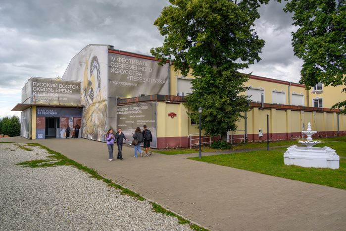 Выставка «Русский восток: сквозь время и шелка» в арт-пространстве «Цехъ» на фестивале искусства «Перезагрузка» 2026