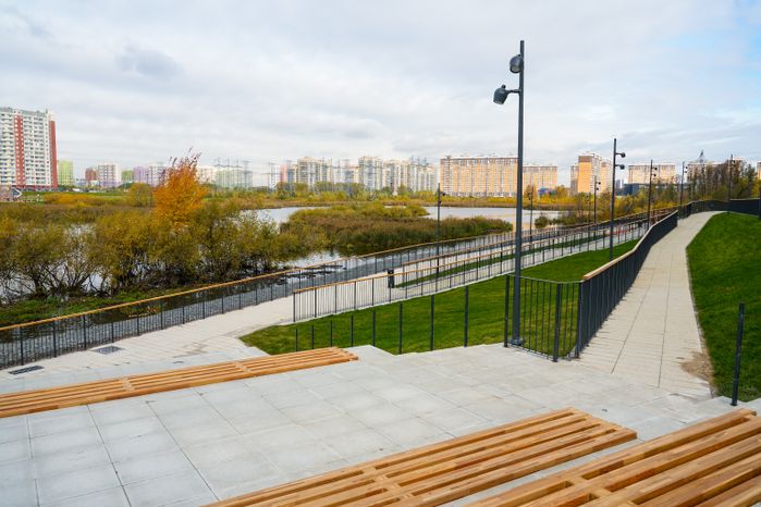 В Люберцах благоустроили парк "Дружба" с пешеходным мостом через озеро Черное