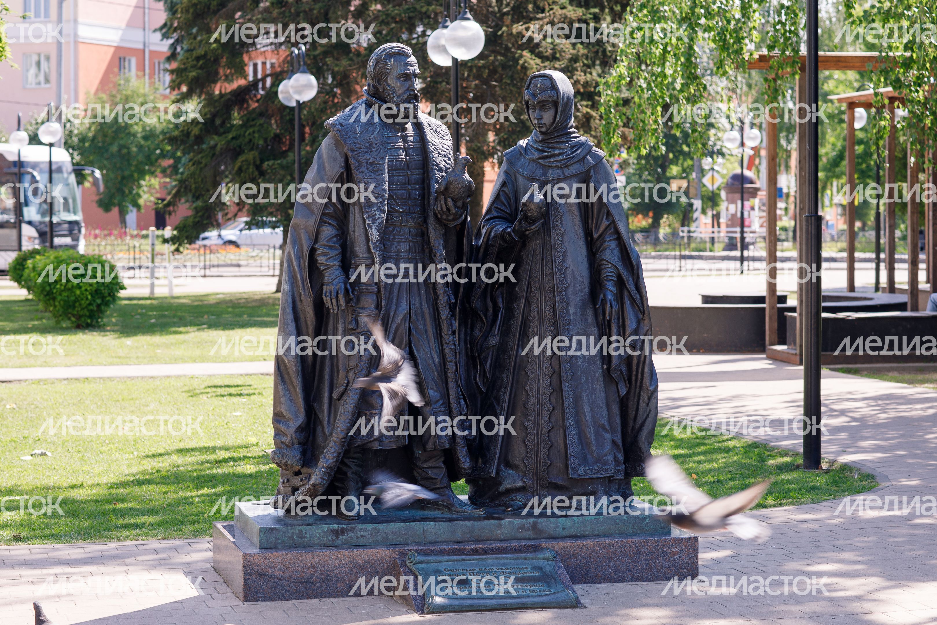 Памятник Петру и Февронии Памятник Петру и Февронии
