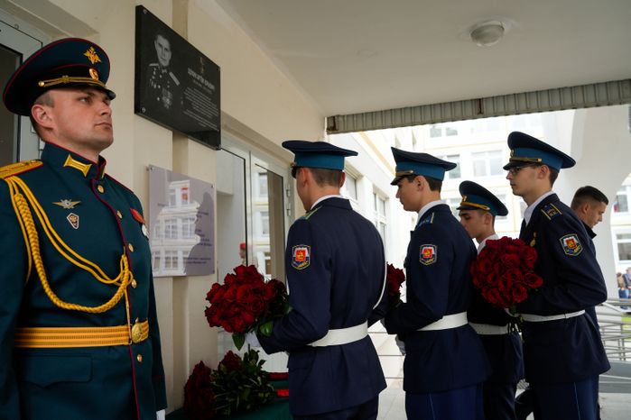 Мемориальную доску Героя РФ Артема Щукина открыли в подольской школе №30
