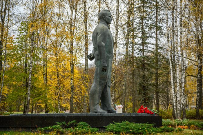 Цветы у памятника Юрию Гагарину в Звездном городке