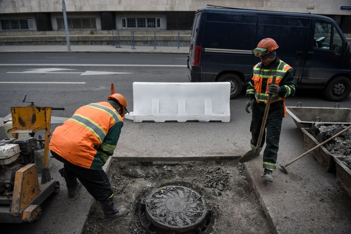 Дорожные работы по замене канализационных люков