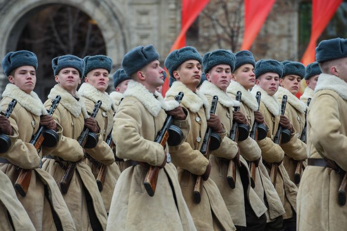 Торжественный марш в честь парада 1941 года на Красной площади в Москве