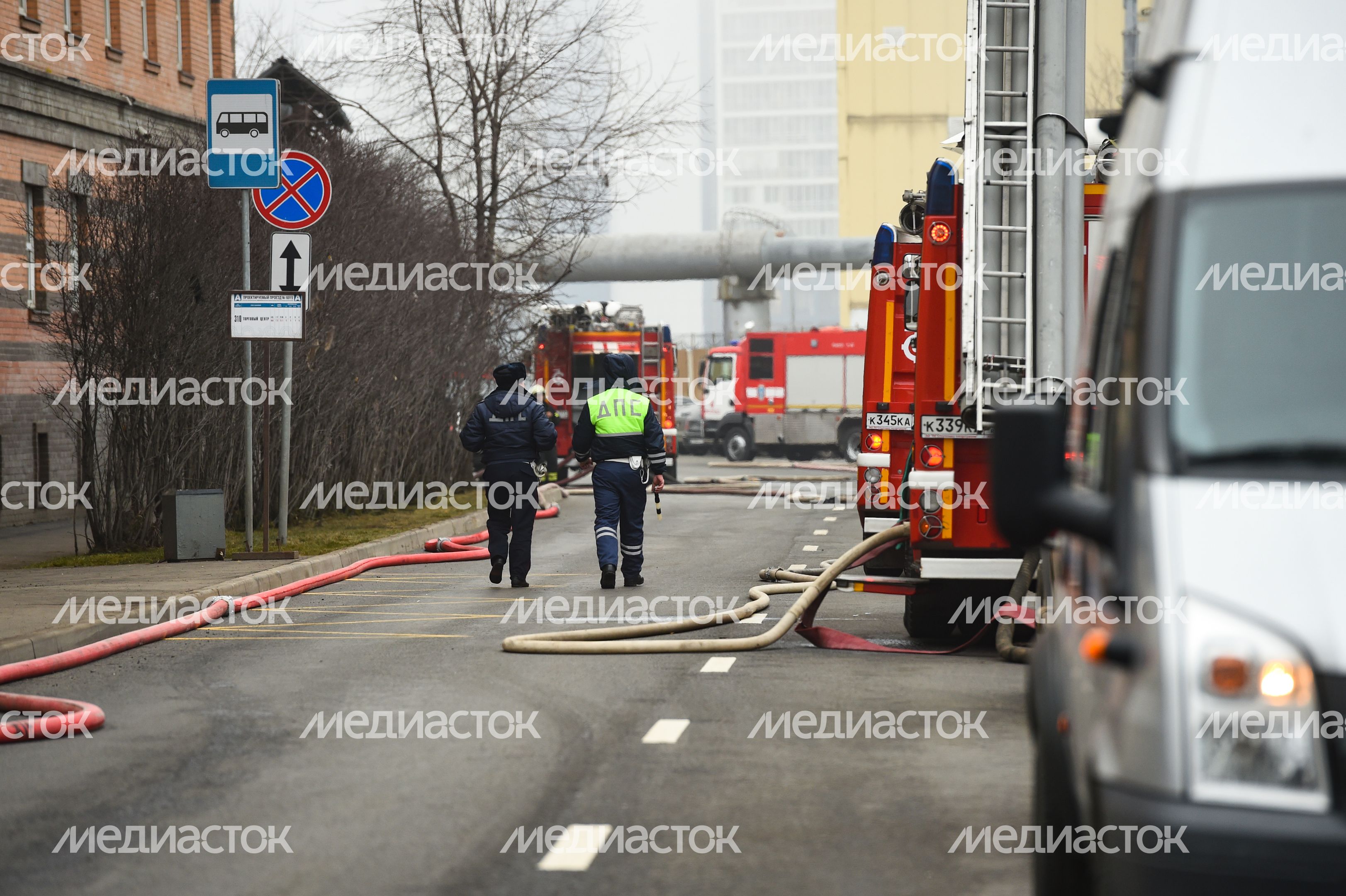Пожар в складском помещении на улице Маршала Прошлякова в Москве