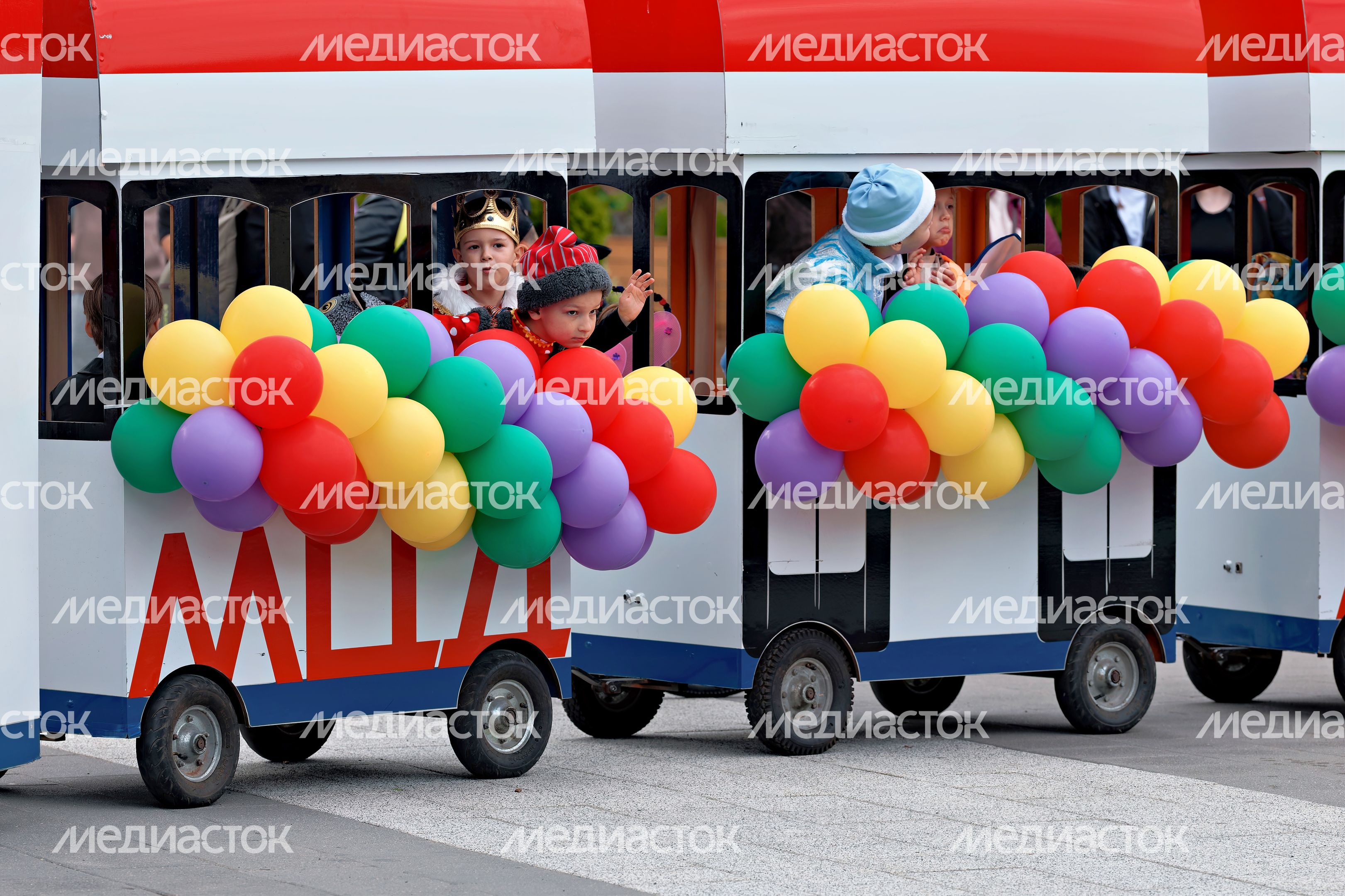 Костюмированное шествие в Центральном парке Лобни на закрытии XXX Театрального фестиваля «Русская классика»
