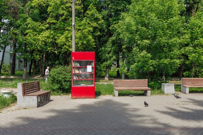 Лавочки на площади Ленина в поселке Монино округа Щелково
