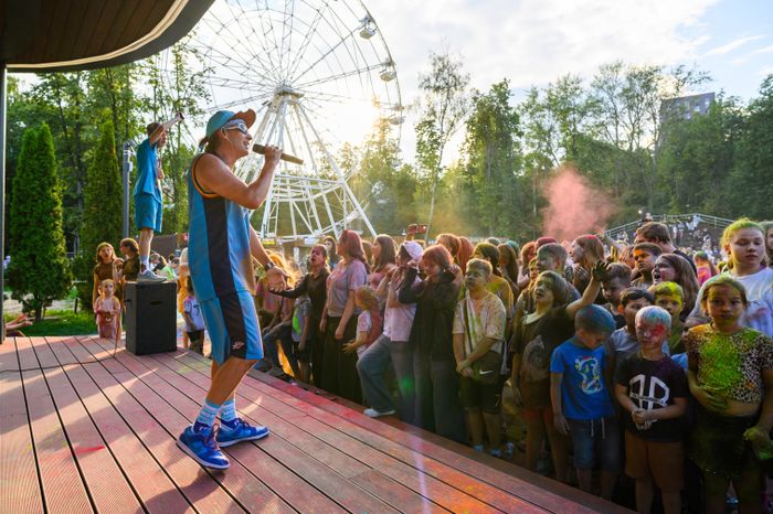 Фестиваль красок Holi Dance в Наташинском парке в Люберцах