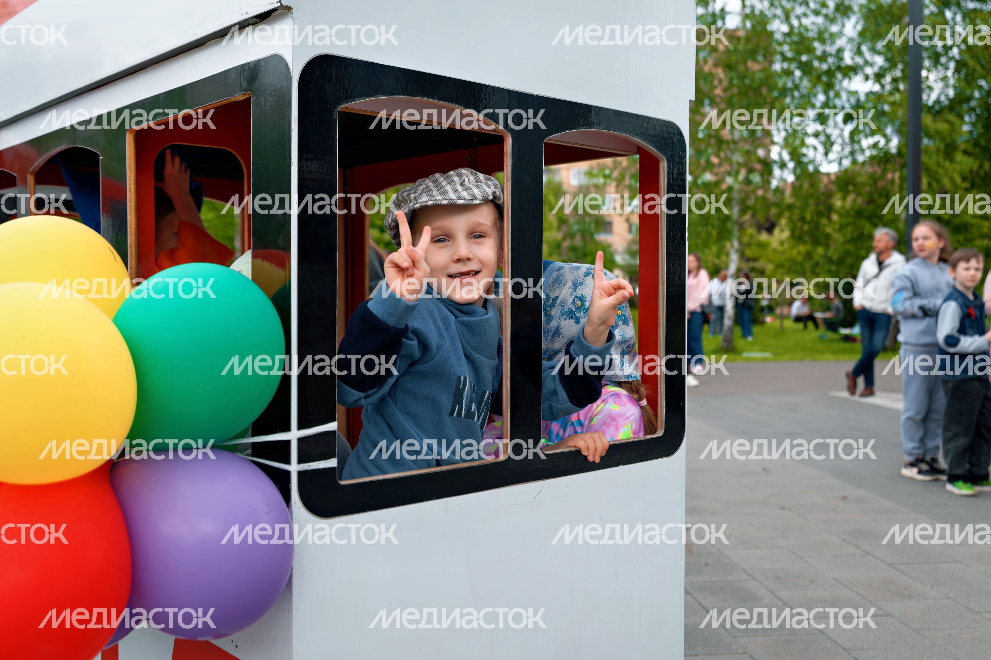 Костюмированное шествие в Центральном парке Лобни на закрытии XXX Театрального фестиваля «Русская классика»