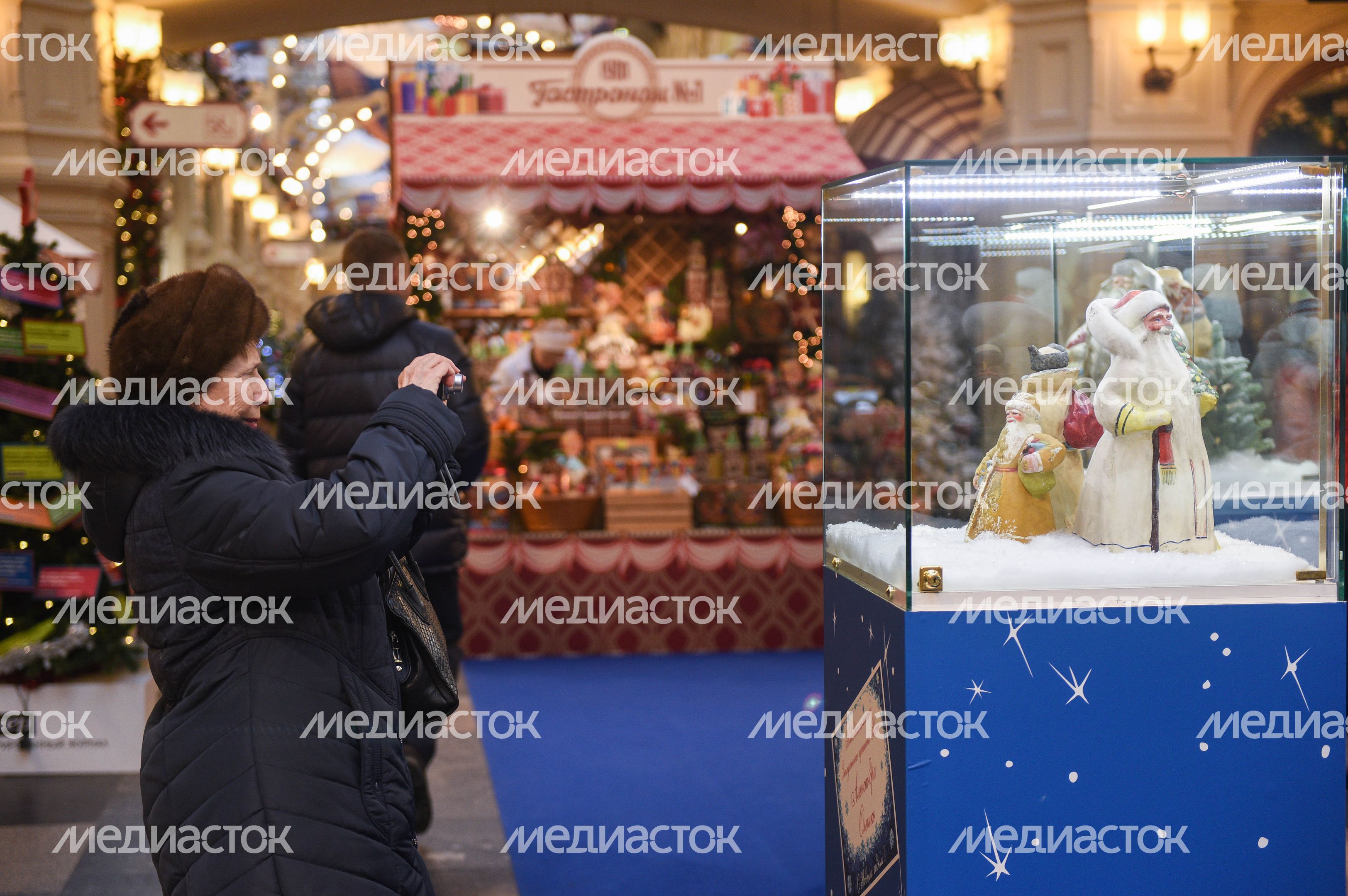 Выставка новогодних игрушек в ГУМе из личной коллекции Александра Олешко