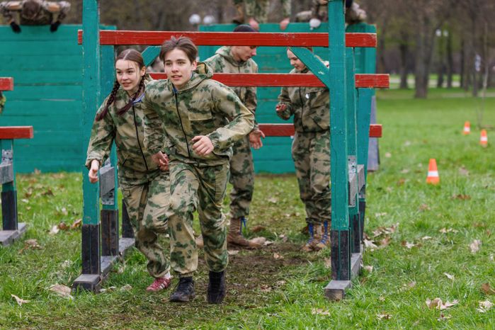 Военно-патриотическая игра «Юнармия, вперед!», посвященная Дню Победы, в Горках Ленинских