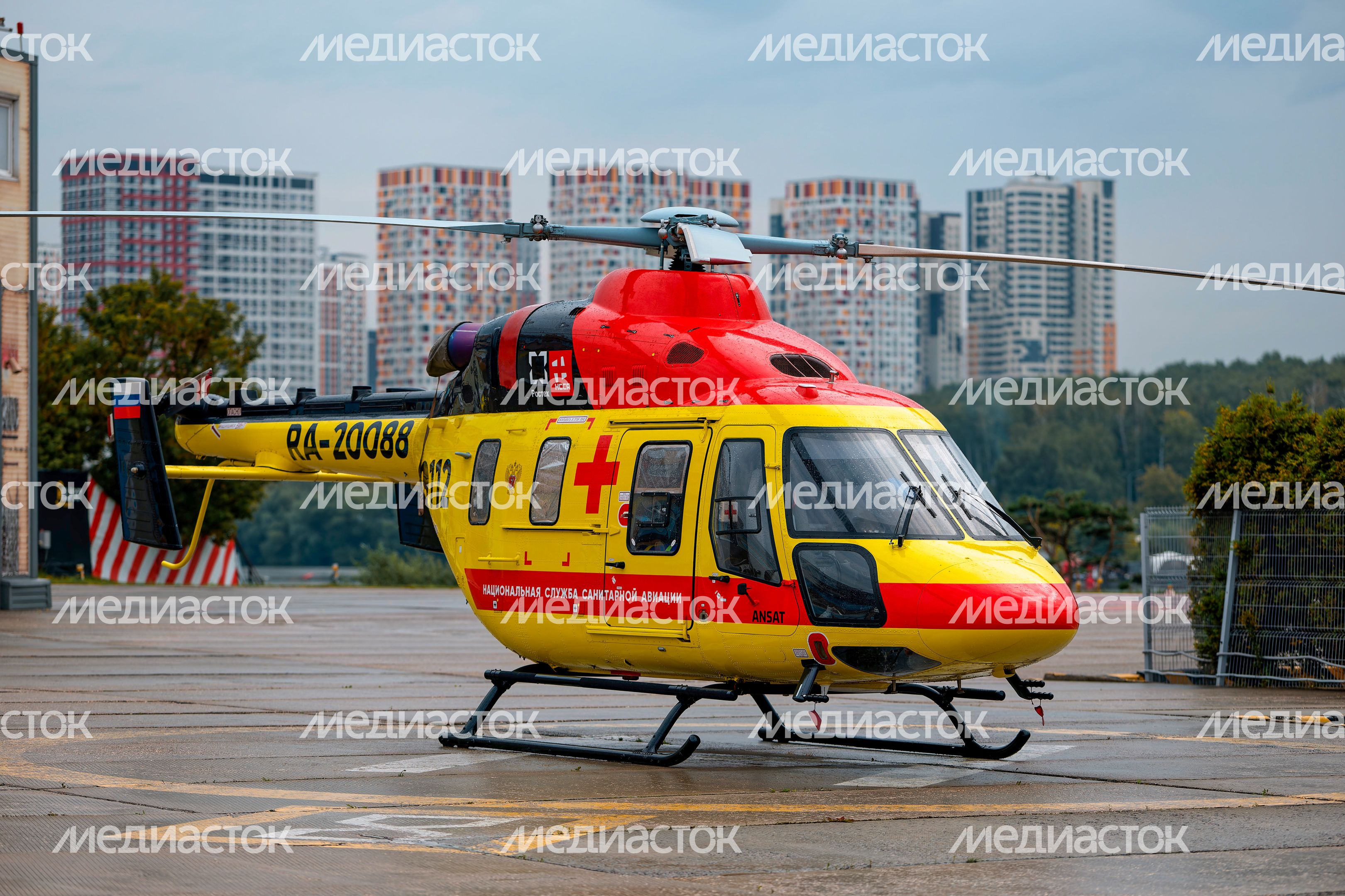 Вертолет санитарной авиации в Подмосковье