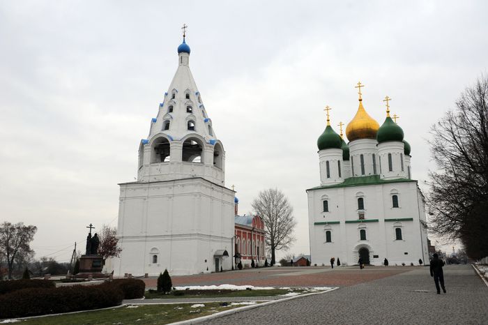 Колокольня Успенского собора и Успенский собор в Коломне