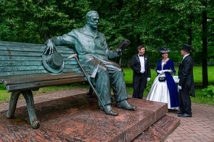 Памятник композитору на территории Государственного мемориального музыкального музея-заповедника П. И. Чайковского