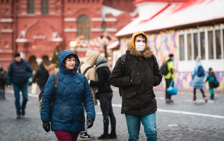 Люди в масках в период эпидемии коронавируса