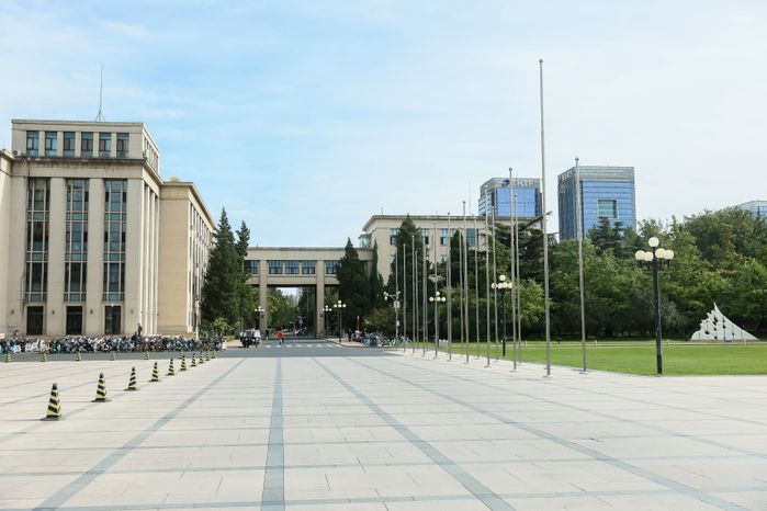Посещение университета и школы Цинхуа в Пекине Губернатором Подмосковья
