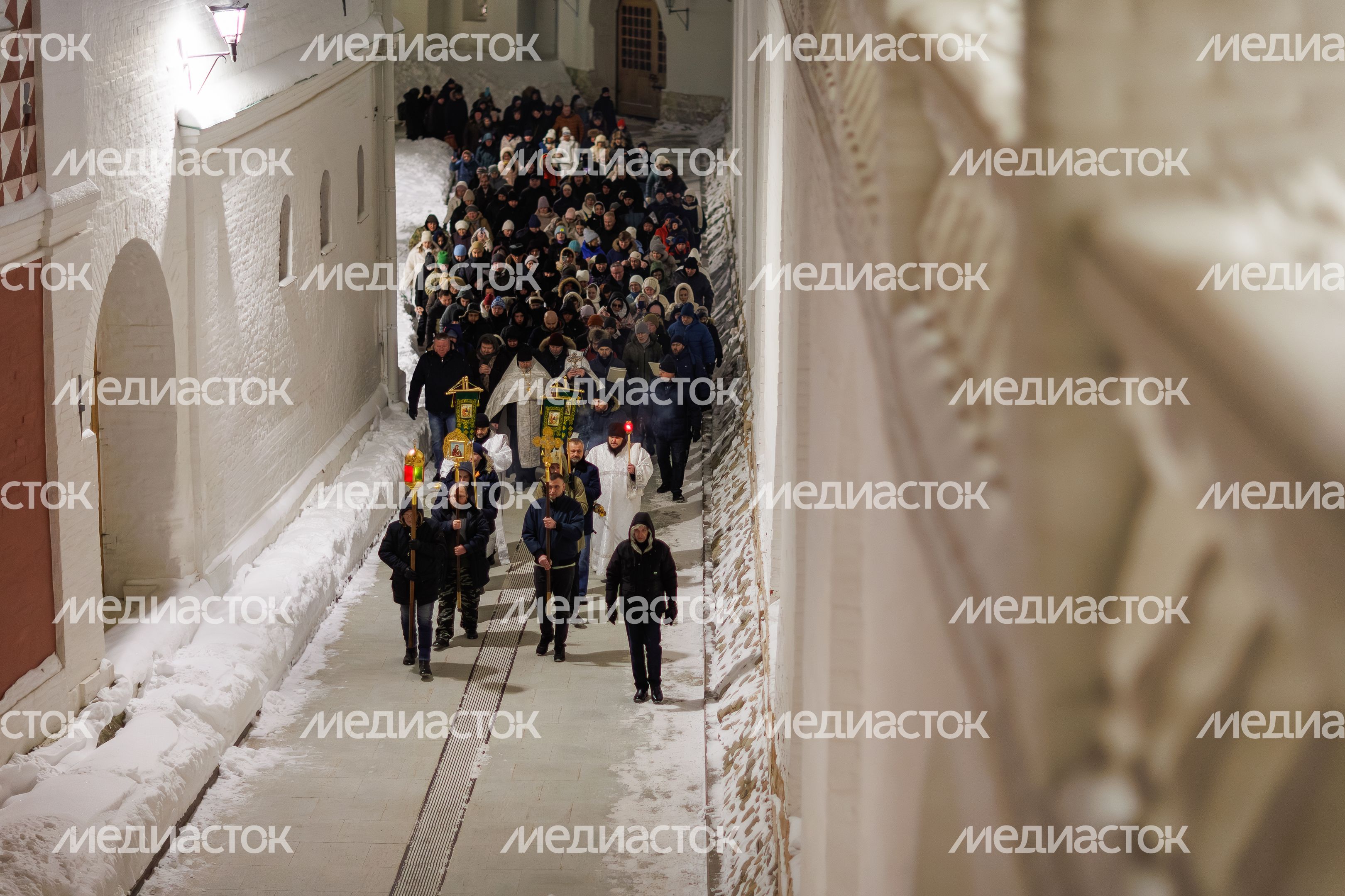 Крестный ход у стен Воскресенского Ново-Иерусалимского ставропигиального монастыря в Истре в праздник Крещения Господня Крестный ход у стен Воскресенского Ново-Иерусалимского ставропигиального монастыря в Истре в праздник Крещения Господня