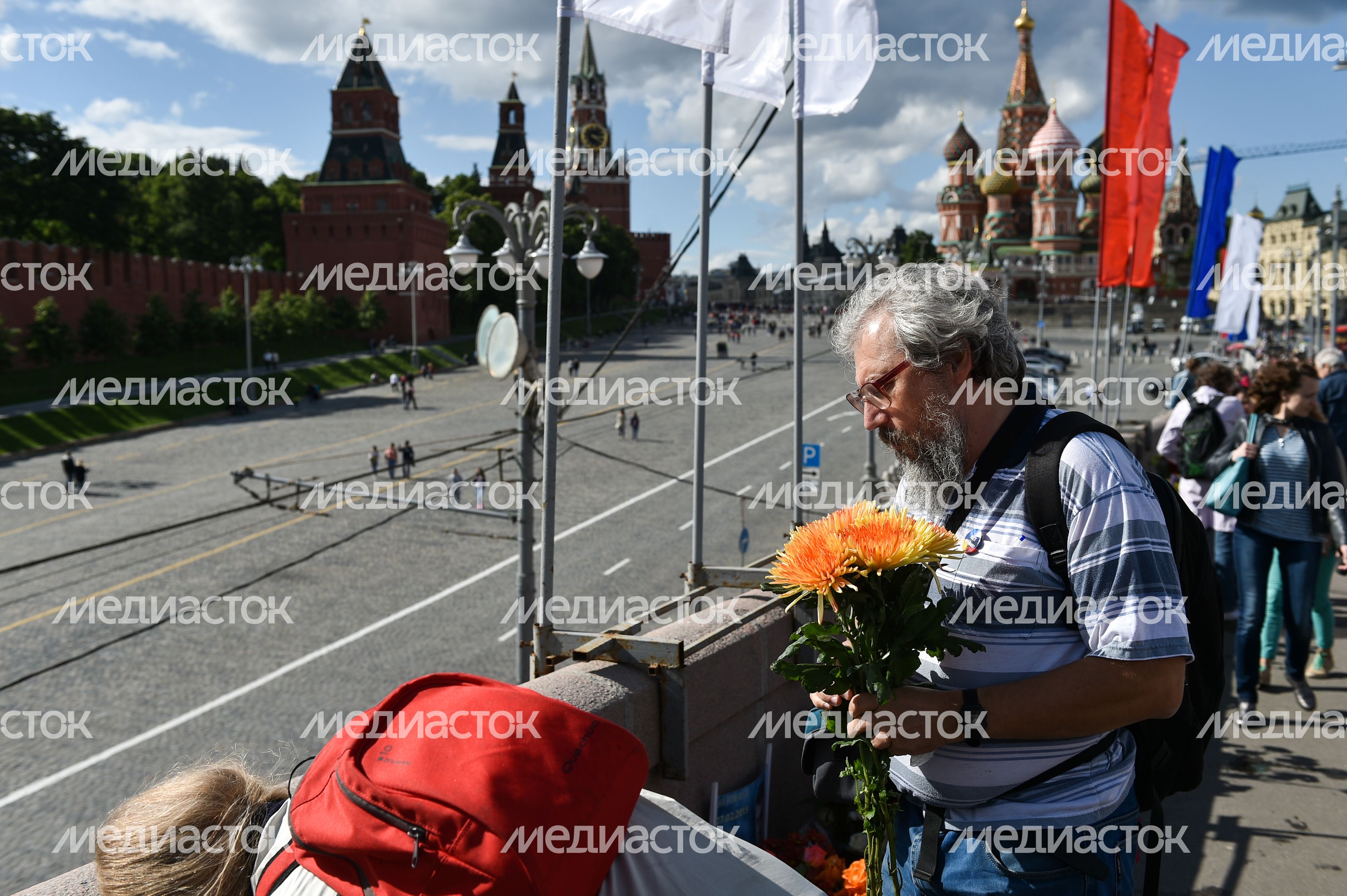 Возложение цветов к месту убийства Бориса Немцова в Москве Возложение цветов к месту убийства Бориса Немцова в Москве