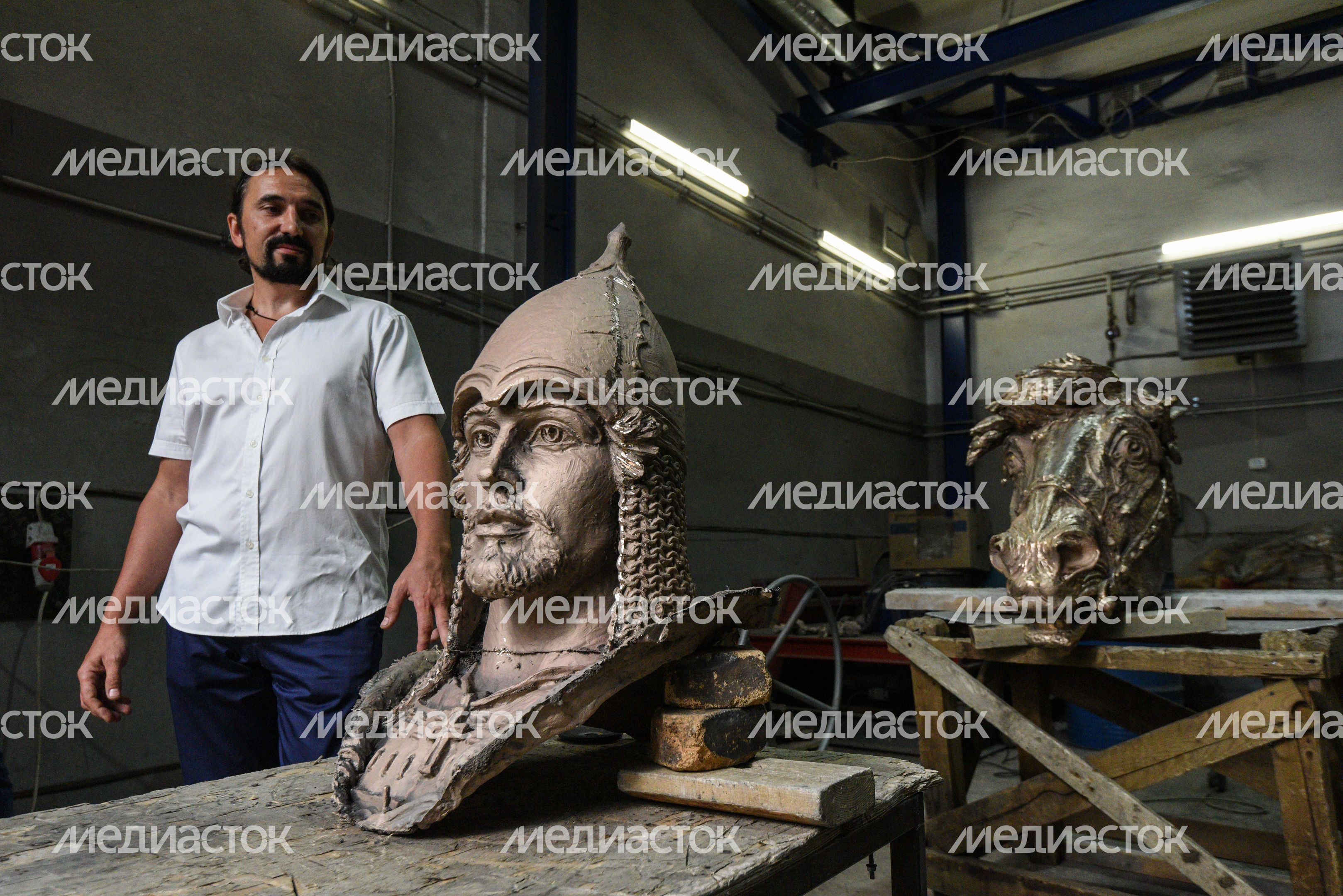 Сборка мемориала «Князь Александр Невский с дружиной» в Химках
