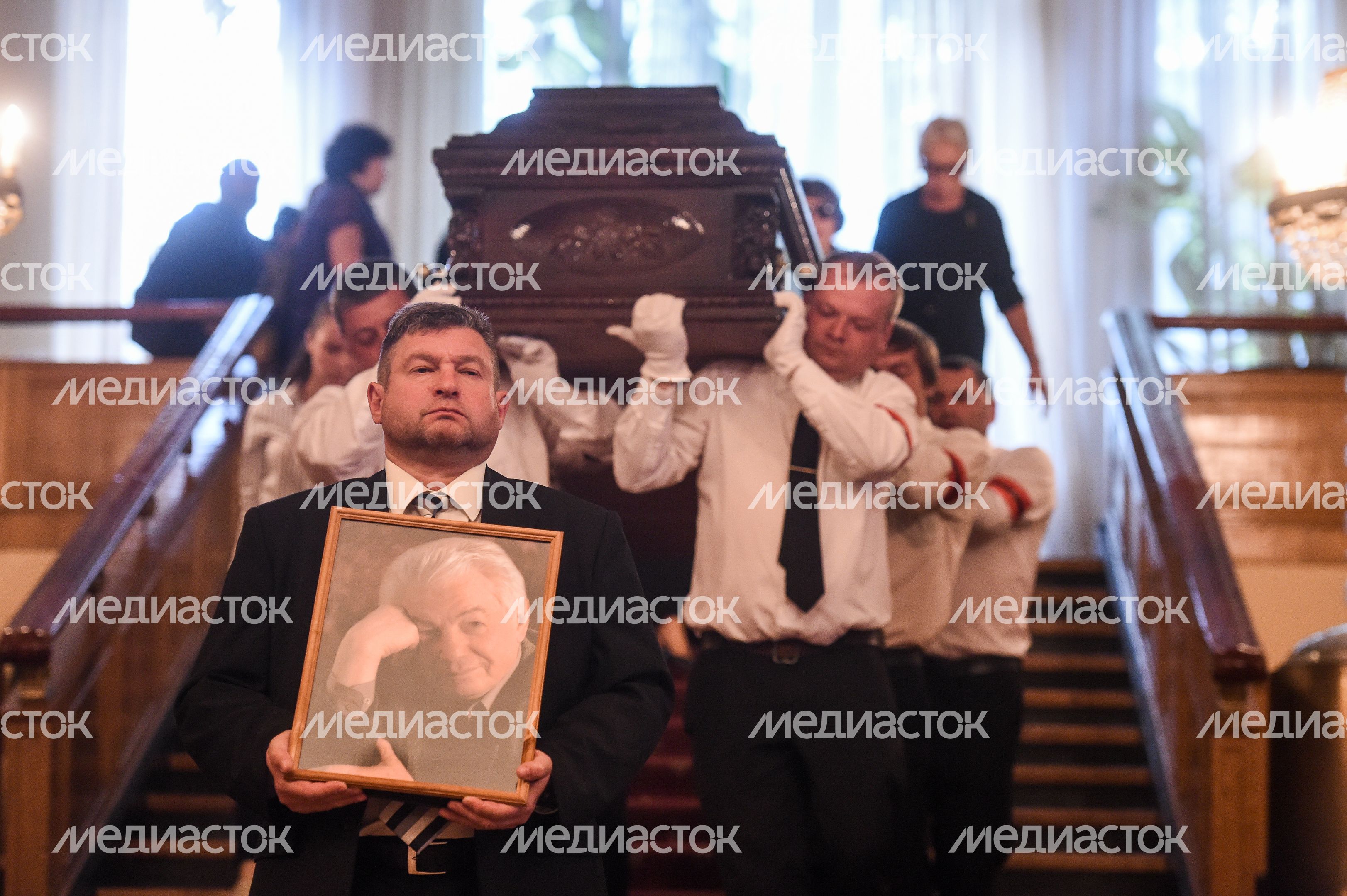 Церемония прощания с писателем Владимиром Войновичем в Москве Церемония прощания с писателем Владимиром Войновичем в Москве