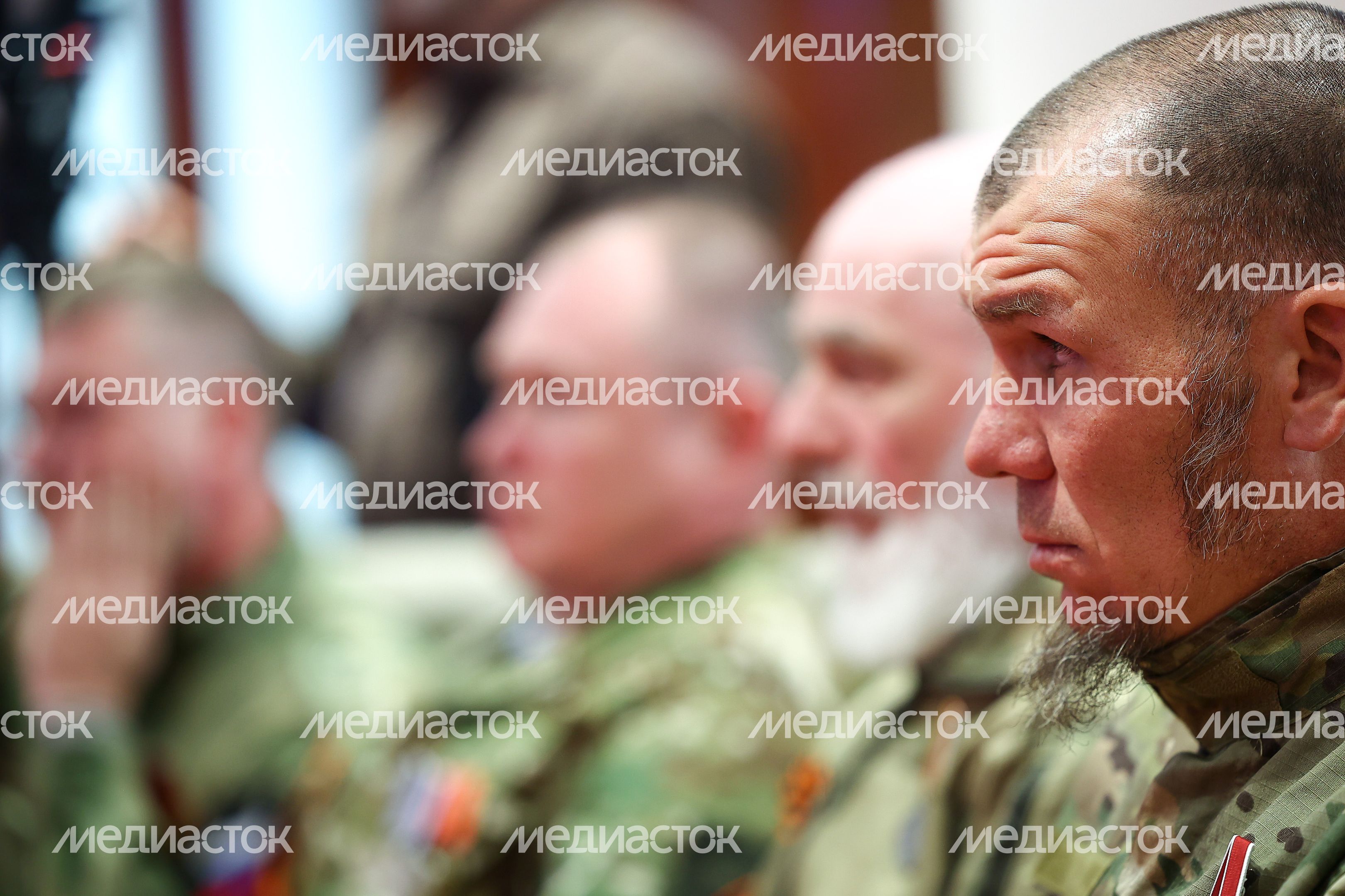 Губернатор вручил государственные награды добровольцам отряда БАРС