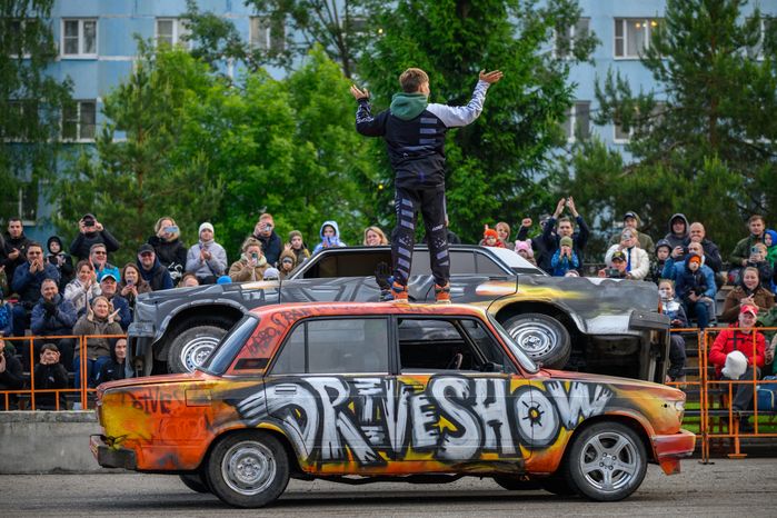 Невероятные трюки на автомобилях на шоу каскадеров в Чехове