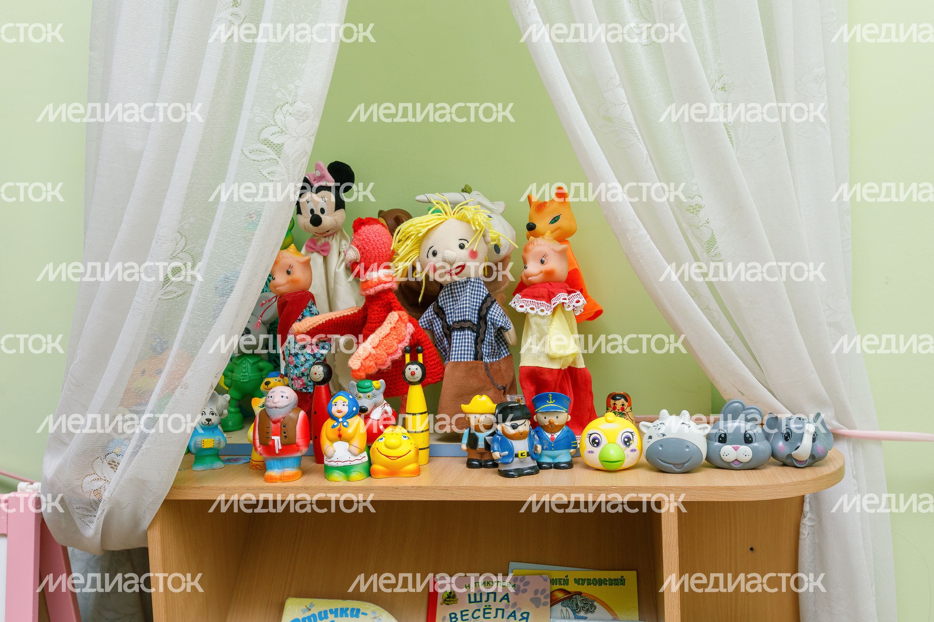Игрушки на полке в детском саду «Котенок» из Химок