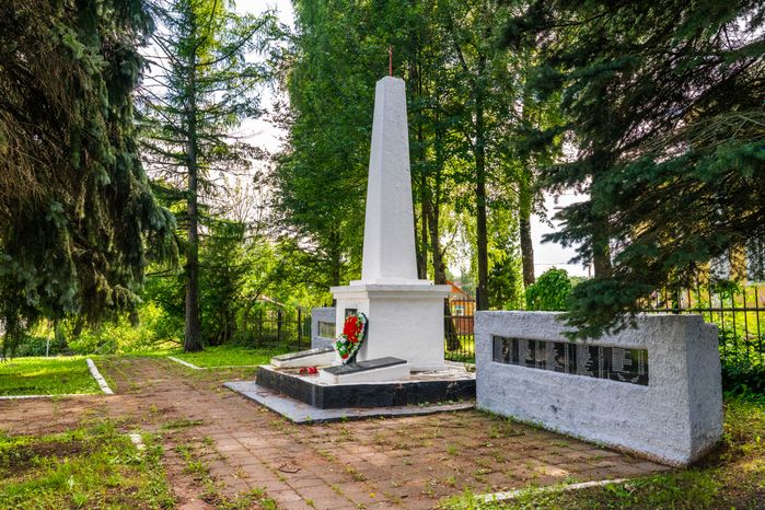 Обелиск односельчанам, павшим в годы Великой Отечественной войны, в селе Синьково Дмитровского округа