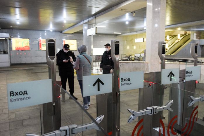 Проверка электронных пропусков в московском метро