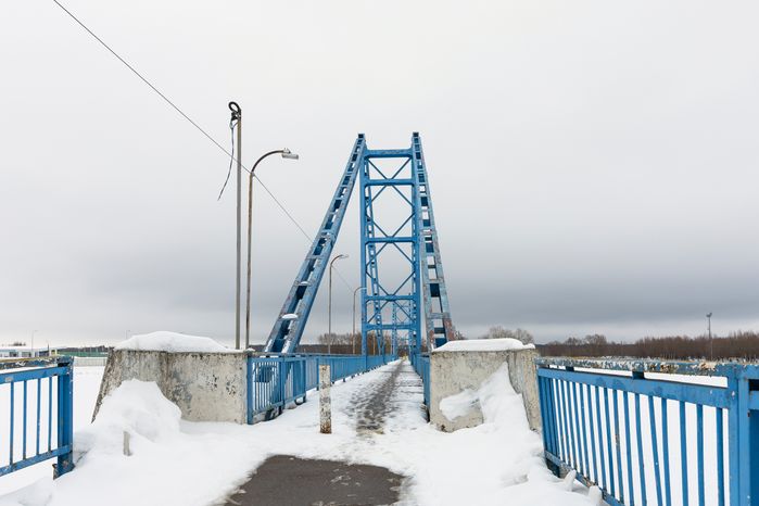 Подвесной пешеходный мост через озеро Бельское в Бронницах