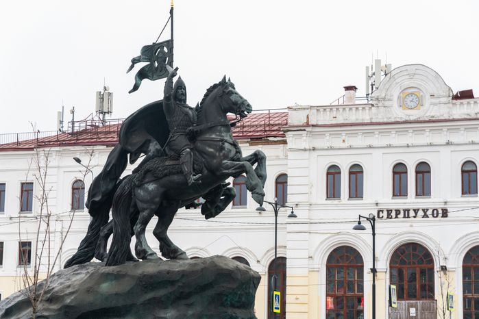 Памятник «Князья Дмитрий Донской и Владимир Храбрый» на Привокзальной площади Серпухова