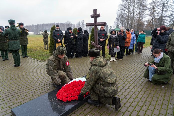 Возложение цветов к могиле Неизвестного солдата на Бородинском поле