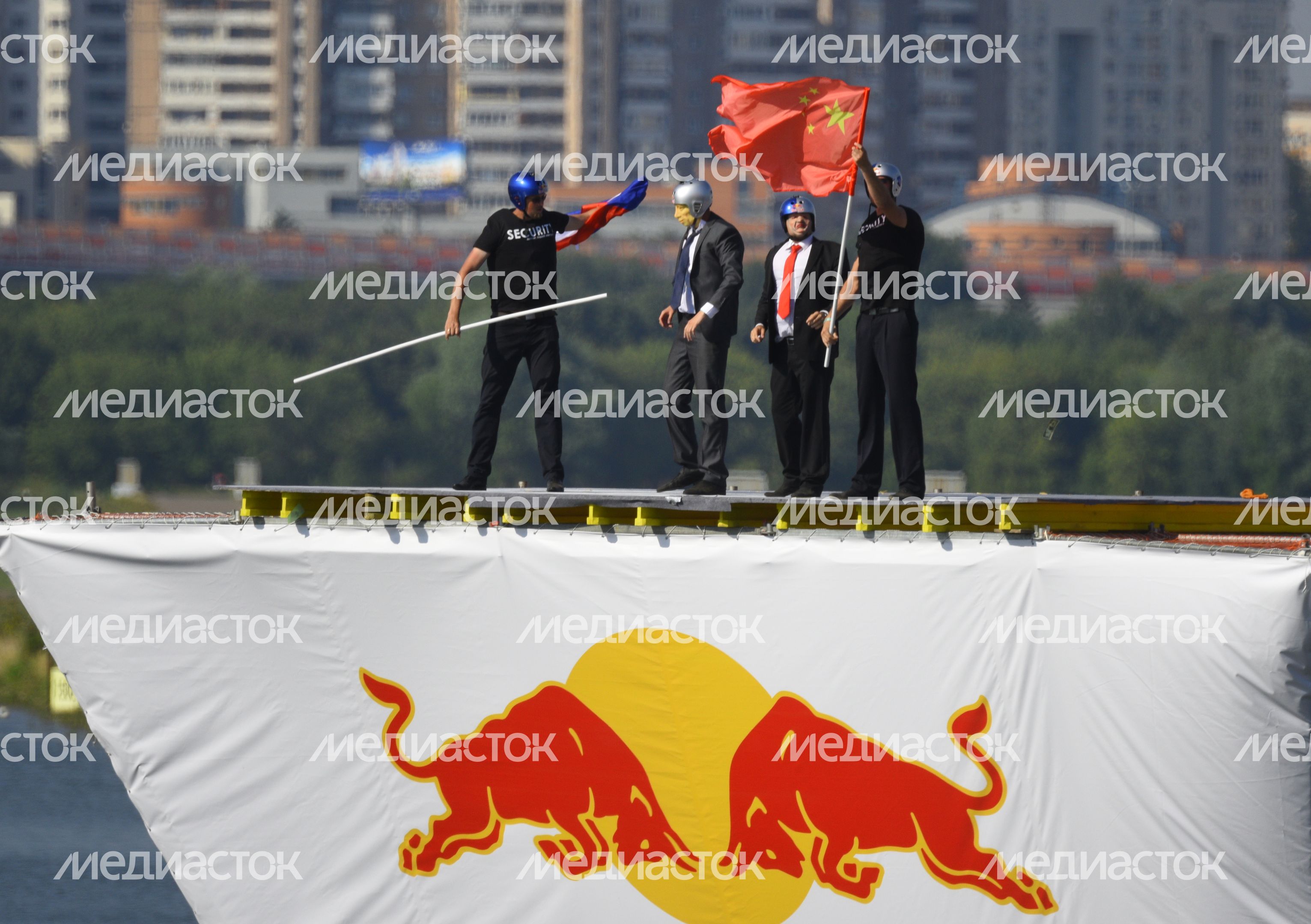 Фестиваль самодельных летательных аппаратов Red Bull Flugtag 2015