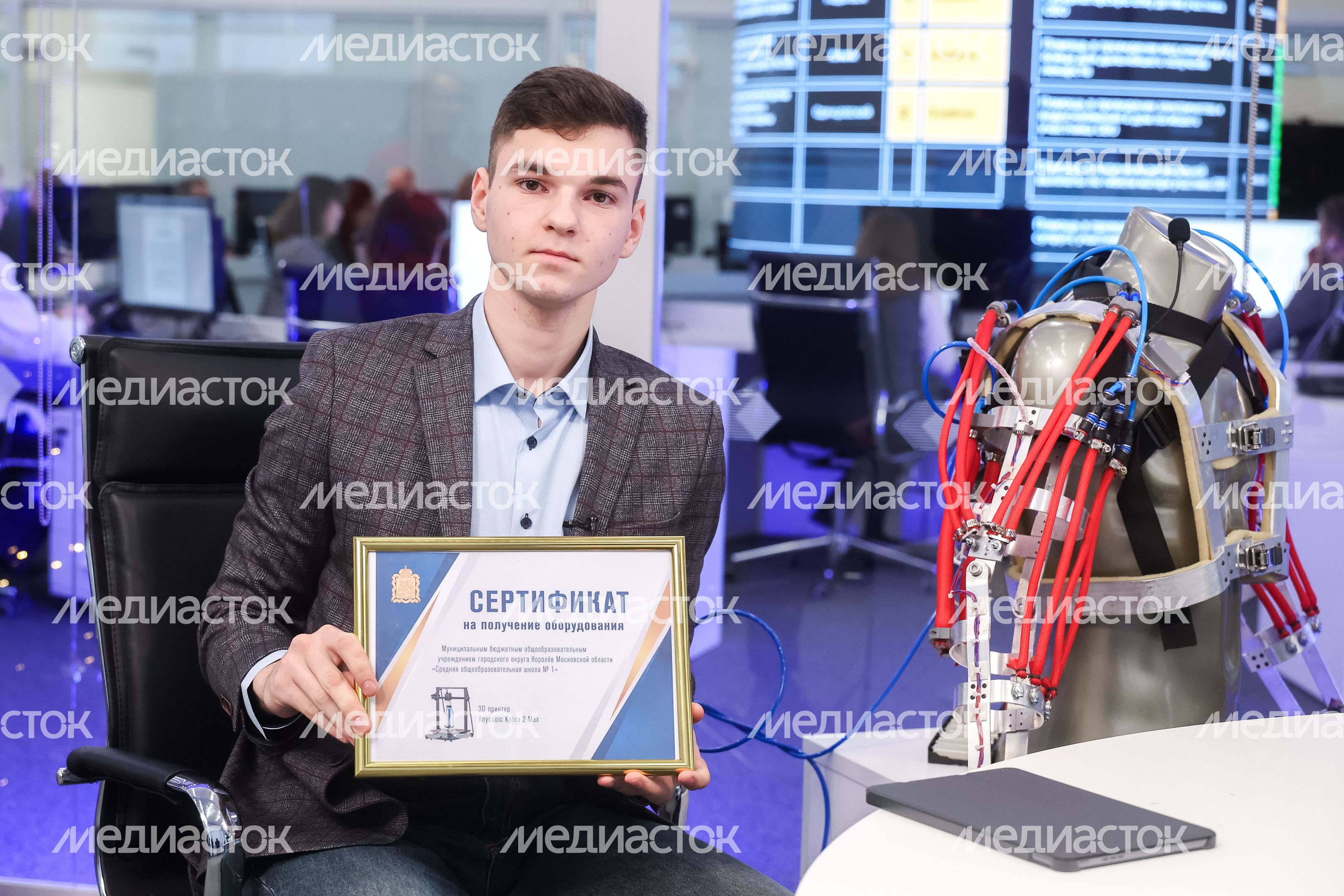 Андрей Воробьев ознакомился с разработкой школьника из Королева Романа Екимиани