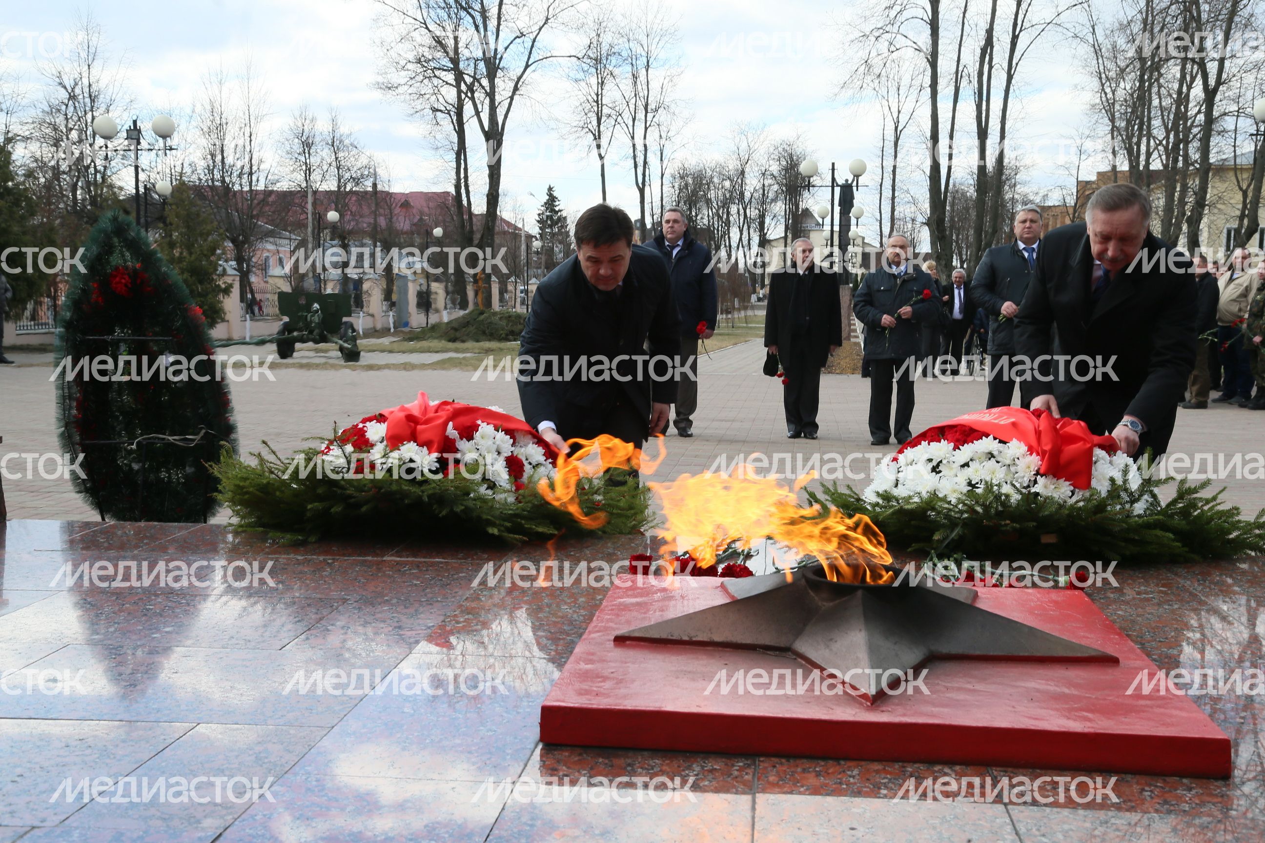 А. Воробьев возложил венки к мемориалу «Вечный огонь»