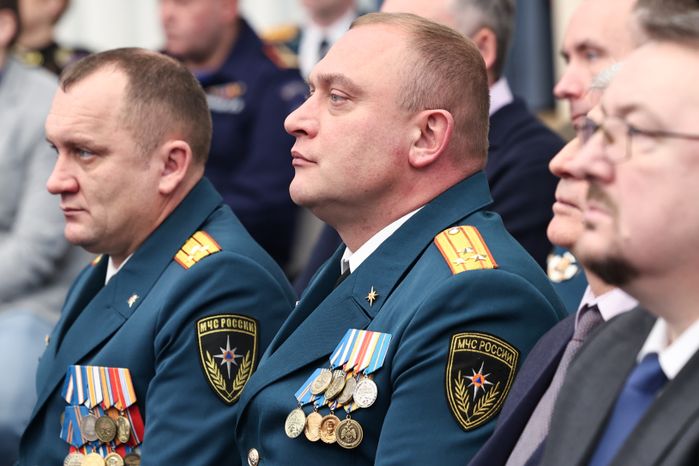 Сотрудников МЧС поздравили с Днем спасателя и 35-летием ведомства