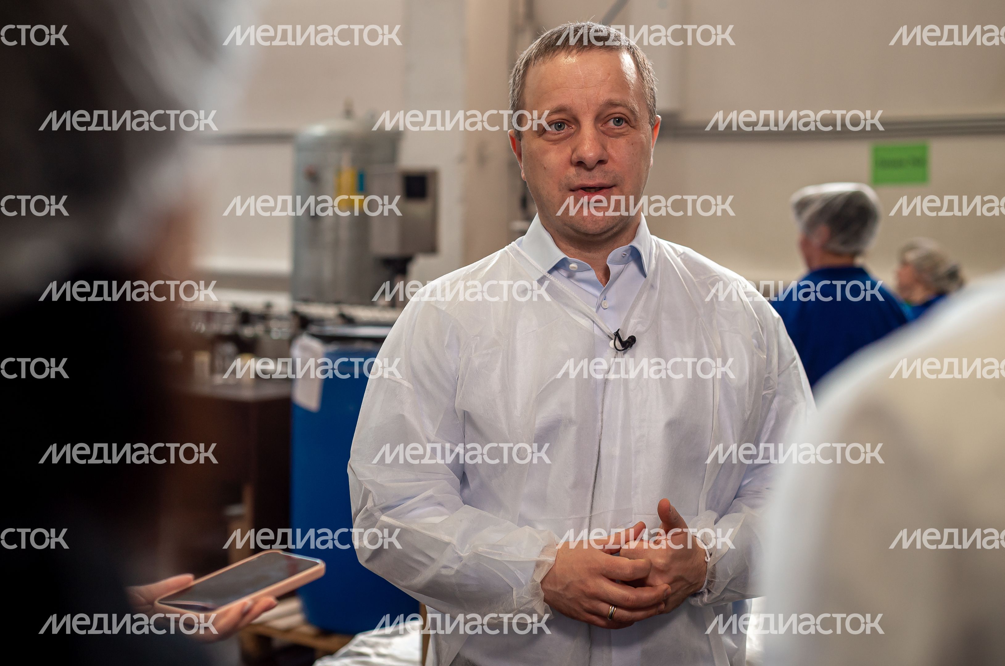 Процесс работы фабрики косметического бренда Mixit