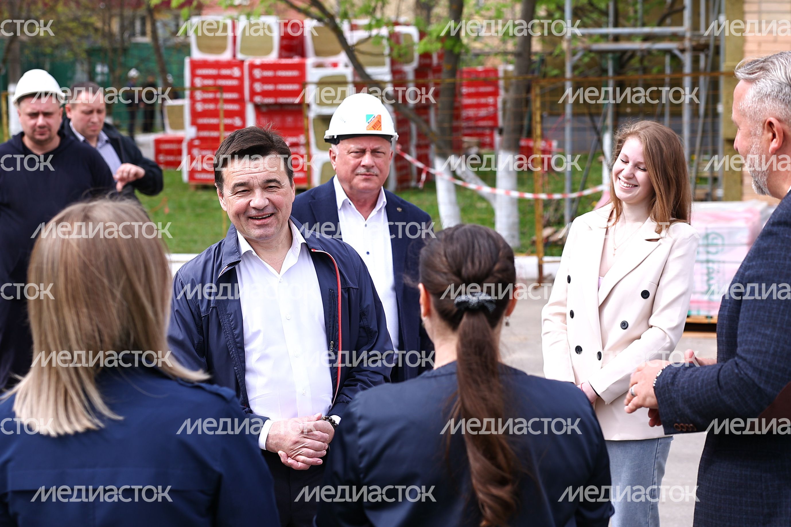 Андрей Воробьев проверил ход ремонта бассейна в поселке Селятино