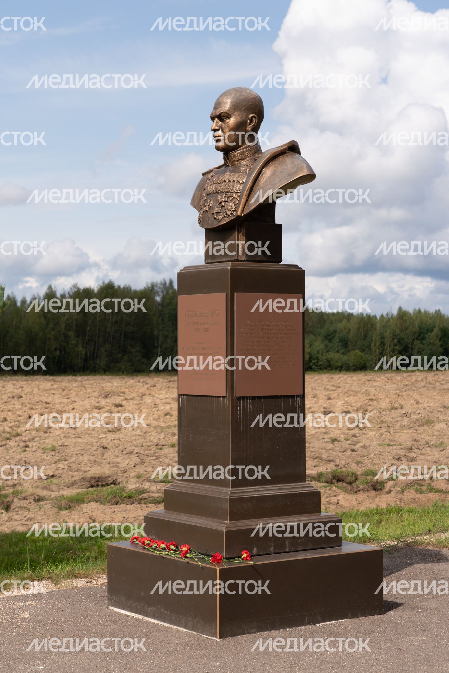 Лотошино. Памятник генералу Д.Д. Лелюшенко Лотошино. Памятник генералу Д.Д. Лелюшенко