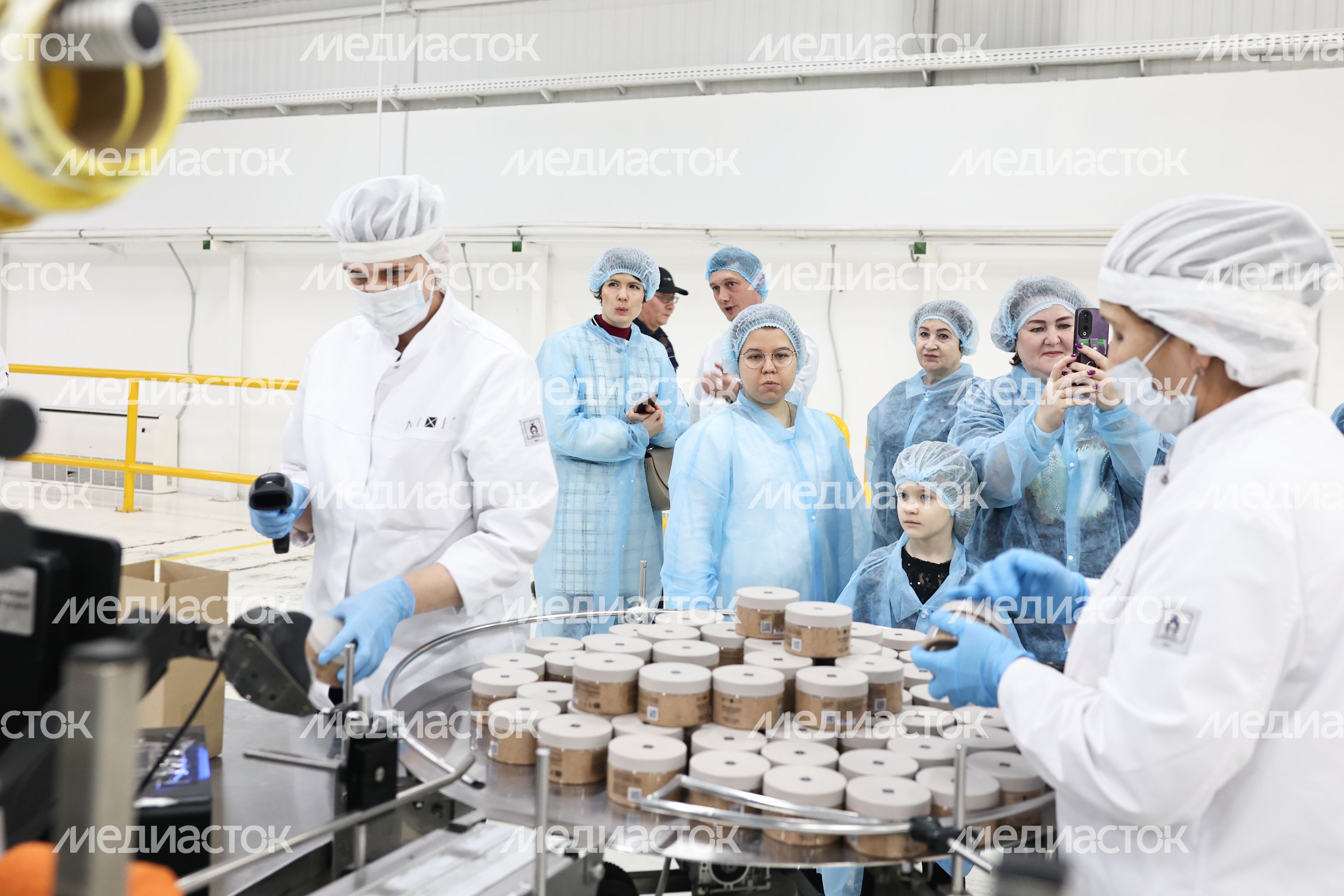 Семьи участников СВО побывали на экскурсии по производству компании Mixit Семьи участников СВО побывали на экскурсии по производству компании Mixit